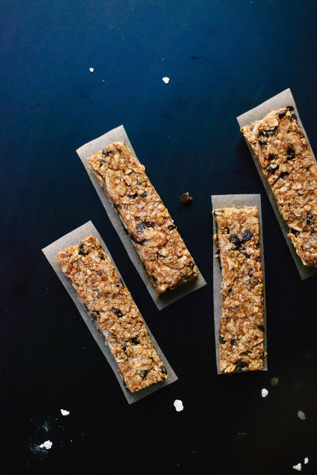 Healthy, honey-sweetened, salted almond chocolate chip granola bars. Keep these bars on hand for traveling or whenever hunger strikes! #healthysnack
