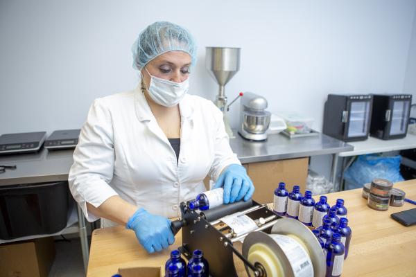 Eliza Desmarais labels Sohma Naturals product bottles